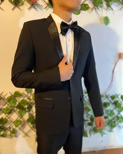 Smoking negro con solapa labrada y moño negro