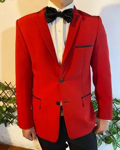 Saco rojo con ribetes negros y moño negro