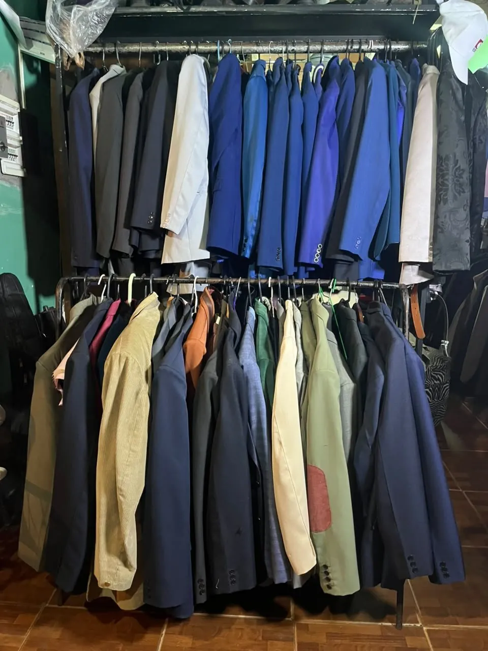 Percheros del taller con sacos de todos los colores